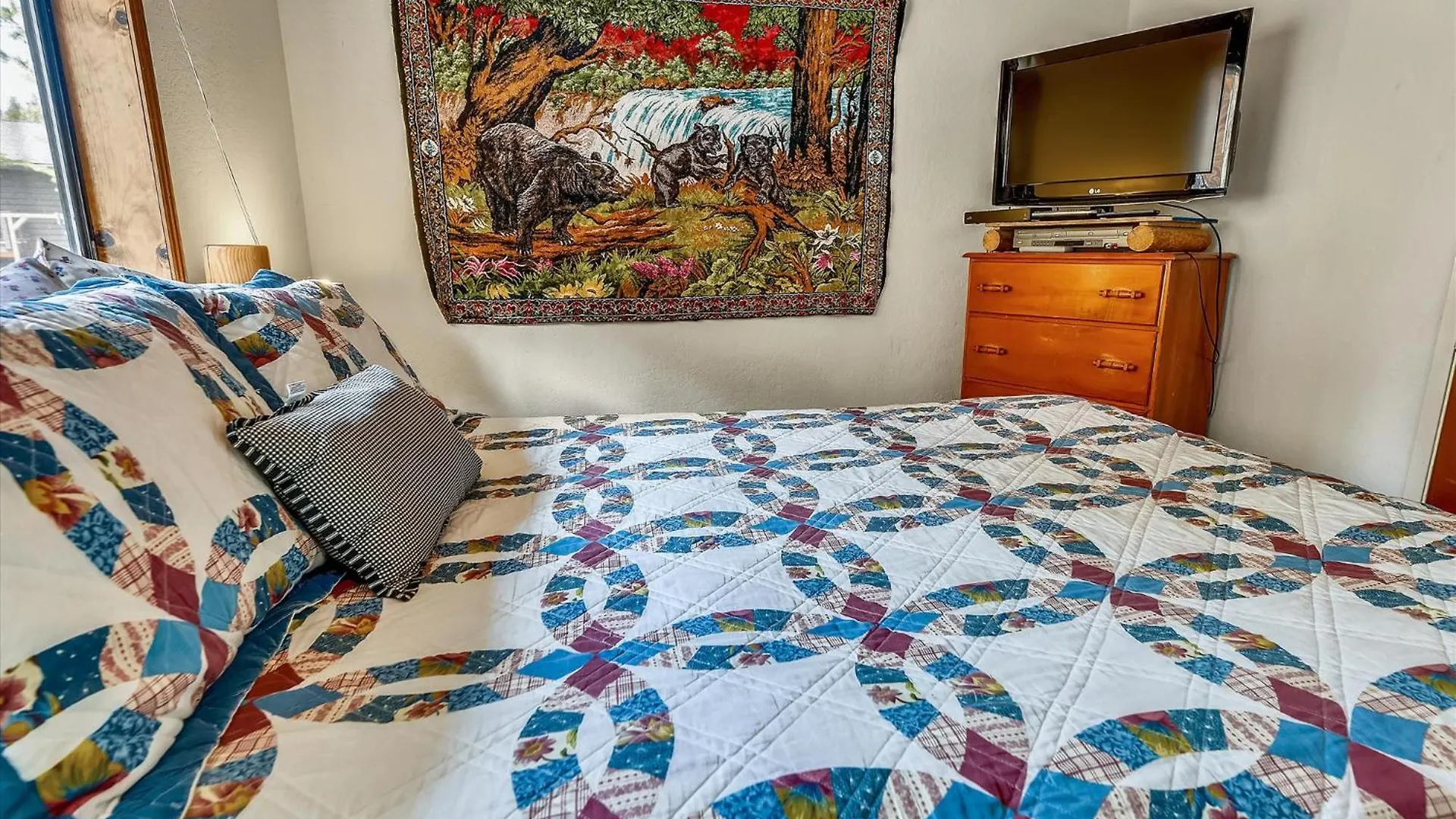 Only 7 Miles To Heavenly, Huge Deck, Pets Welcome South Lake Tahoe USA